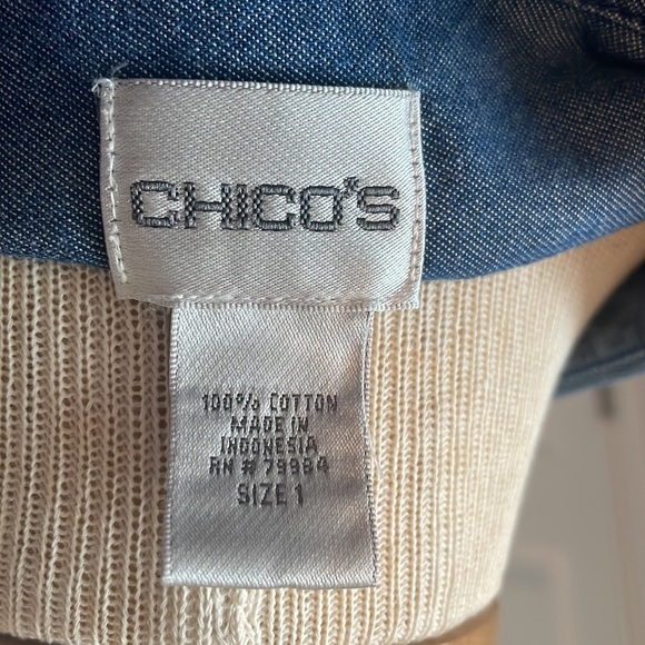 Chico’s chambray button down shirt. Size 1. - Picture 4 of 4